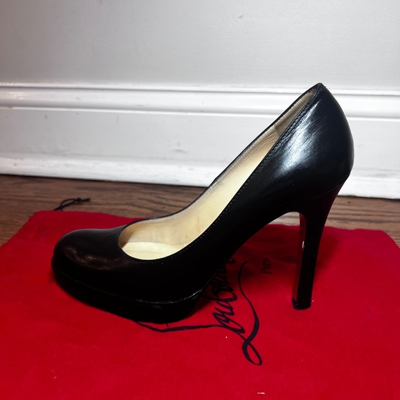 Christian Louboutin Round Toe - Picture 4 of 11